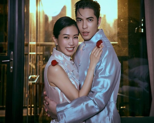 萧敬腾12日也在IG晒出两人甜蜜相拥的照片。 萧敬腾12日也在IG晒出两人甜蜜相拥的照片。