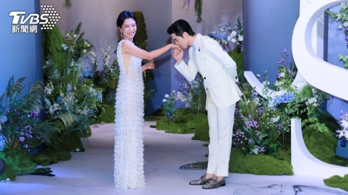 萧敬腾与Summer的婚礼以蓝色跟紫色的花为主要色调。 萧敬腾与Summer的婚礼以蓝色跟紫色的花为主要色调。