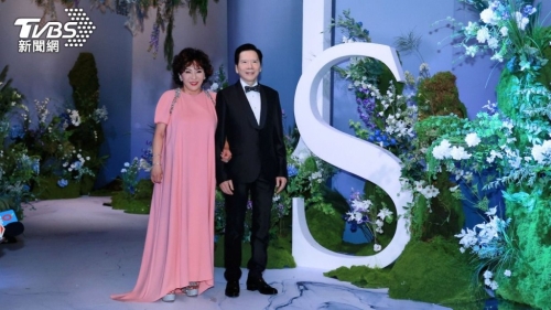 向华强与太太陈岚亲贺契仔萧敬腾。 向华强与太太陈岚亲贺契仔萧敬腾。