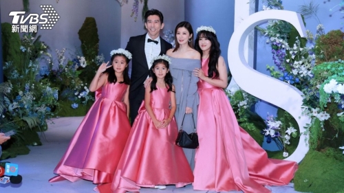 修杰楷跟贾静雯女儿当花童。 修杰楷跟贾静雯女儿当花童。