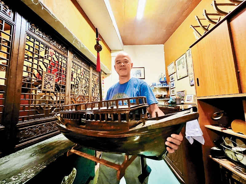 疫情期间,区师傅构思制作新的中式木帆船,盼能圆梦。 疫情期间,区师傅构思制作新的中式木帆船,盼能圆梦。