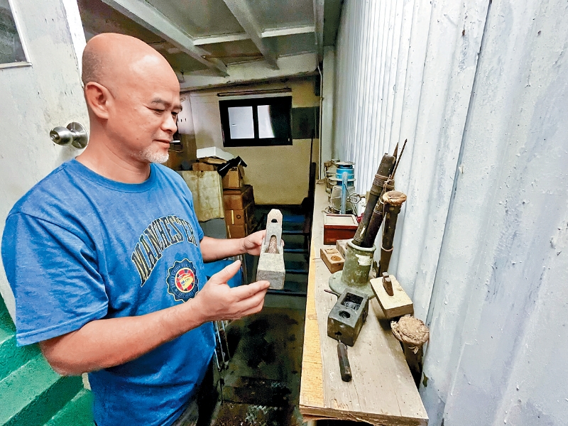 船厂一角,放置不少自制造船工具。 船厂一角,放置不少自制造船工具。