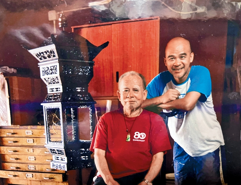 区师傅指父亲从没执手相教,只着他四处补位协作,从中学会不同造船步骤。 区师傅指父亲从没执手相教,只着他四处补位协作,从中学会不同造船步骤。