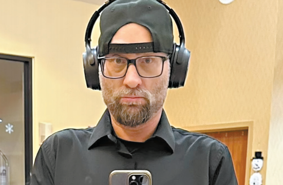 49岁男子米勒是拉斯维加斯居民,被捕时正驾驶一辆黑色SUV,他携有枪支和弹匣,怀疑企图利用虚假贵宾通行证潜入竞选集会会场,暗杀特朗普。 49岁男子米勒是拉斯维加斯居民,被捕时正驾驶一辆黑色SUV,他携有枪支和弹匣,怀疑企图利用虚假贵宾通行证潜入竞选集会会场,暗杀特朗普。