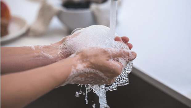 據水務署資料顯示,香港人每人每日平均耗用約150公升淡水 據水務署資料顯示,香港人每人每日平均耗用約150公升淡水