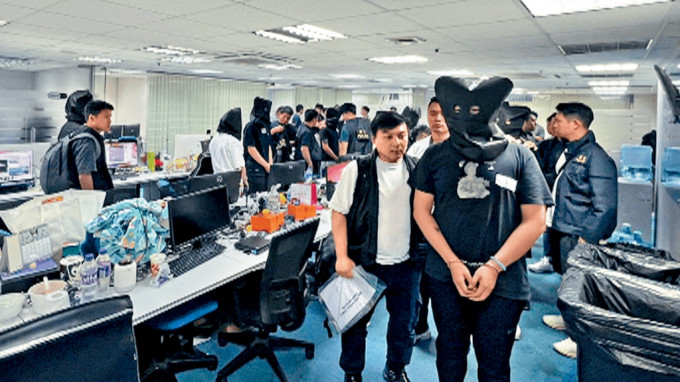 诈骗基地格局与一般写字楼办公室无异,放有计算机器材及通讯设备,警方在行动中拘捕27人。.jpg 诈骗基地格局与一般写字楼办公室无异,放有计算机器材及通讯设备,警方在行动中拘捕27人。.jpg