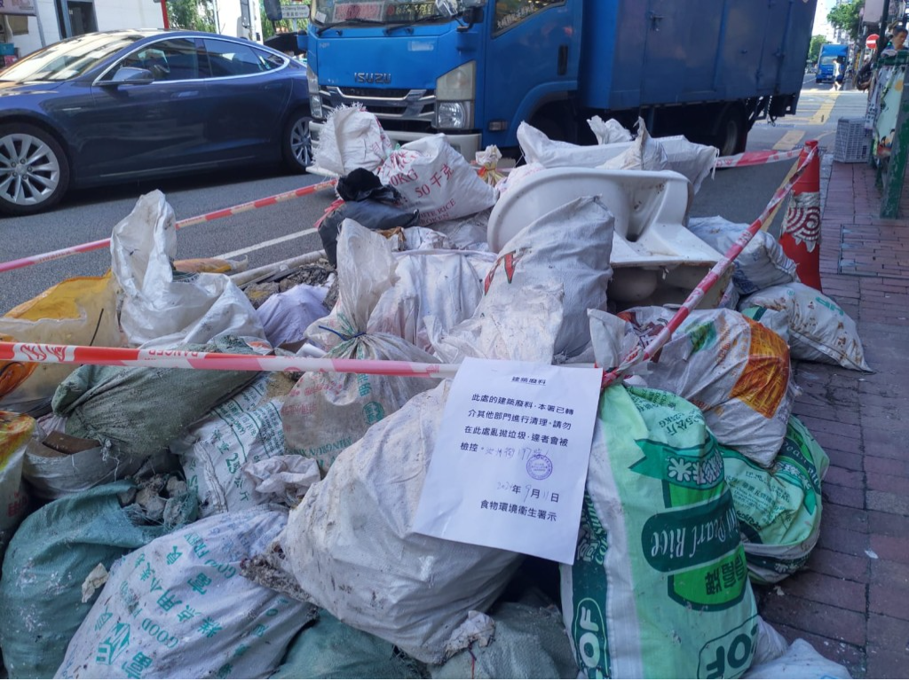 食环署下午围封垃并张贴出告示。 食环署下午围封垃并张贴出告示。