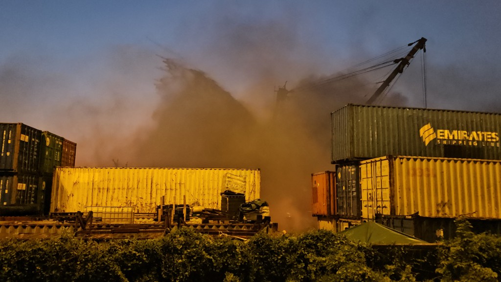 现场浓烟密布。 现场浓烟密布。