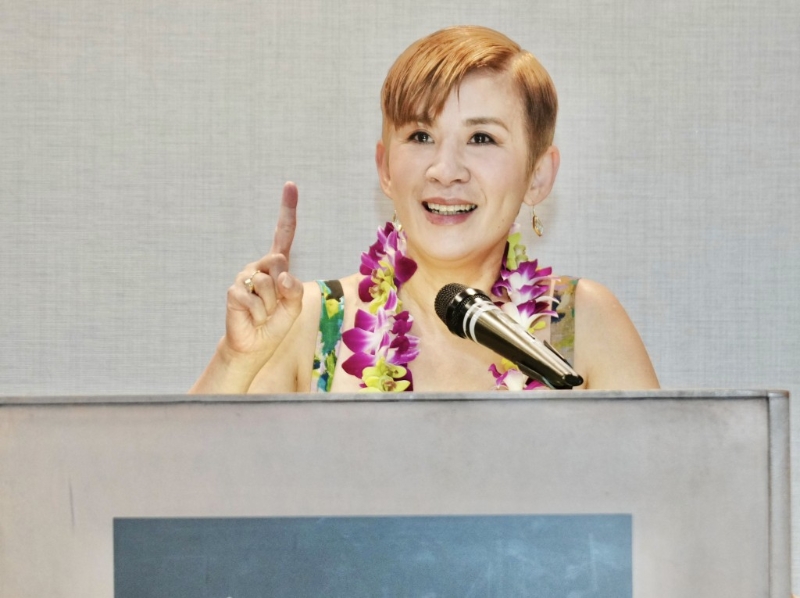 君如在台上感恩指非常幸运能够在香港电影的鼎盛时期,开始我的职业生涯。 君如在台上感恩指非常幸运能够在香港电影的鼎盛时期,开始我的职业生涯。