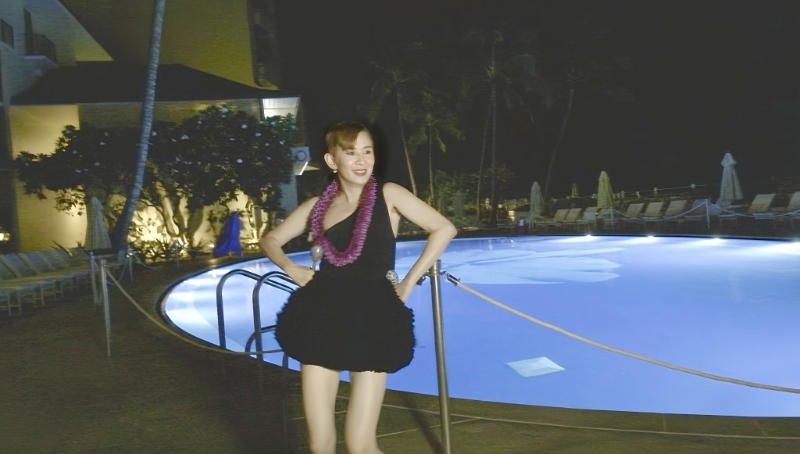 君如一身夏威夷风情打扮的她走到泳池边跳草裙舞“找数”。1 君如一身夏威夷风情打扮的她走到泳池边跳草裙舞“找数”。1