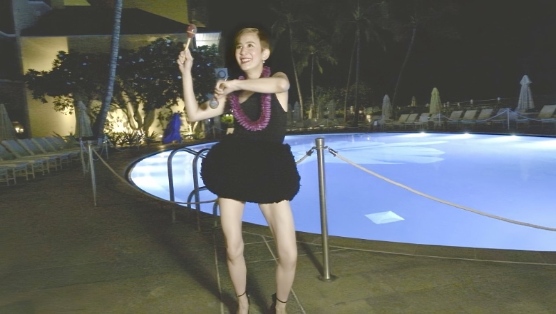 君如一身夏威夷风情打扮的她走到泳池边跳草裙舞“找数”。 君如一身夏威夷风情打扮的她走到泳池边跳草裙舞“找数”。