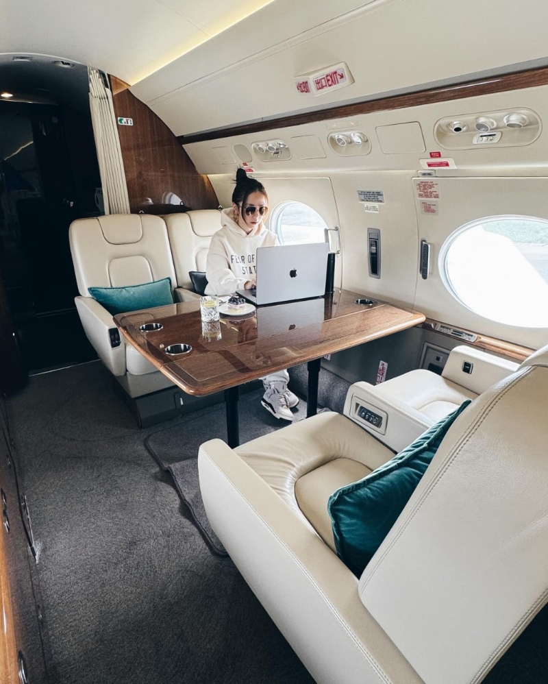 私人飞机非常之阔落,空间感充足。 私人飞机非常之阔落,空间感充足。