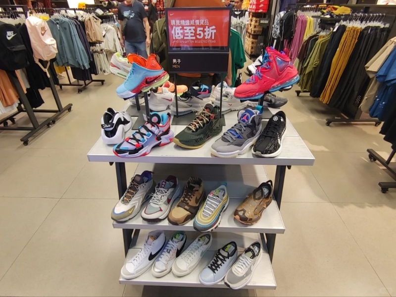 有多款运动鞋及服饰选择