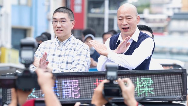 图为台湾立法机构负责人韩国瑜(右)12日陪同基隆市长谢国梁扫街拜票 图为台湾立法机构负责人韩国瑜(右)12日陪同基隆市长谢国梁扫街拜票