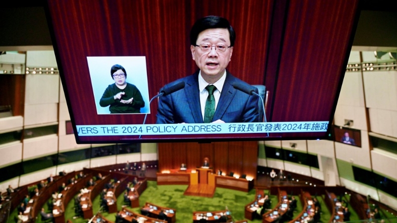 李家超到立法会宣读2024年施政报告。 苏正谦摄 李家超到立法会宣读2024年施政报告。 苏正谦摄