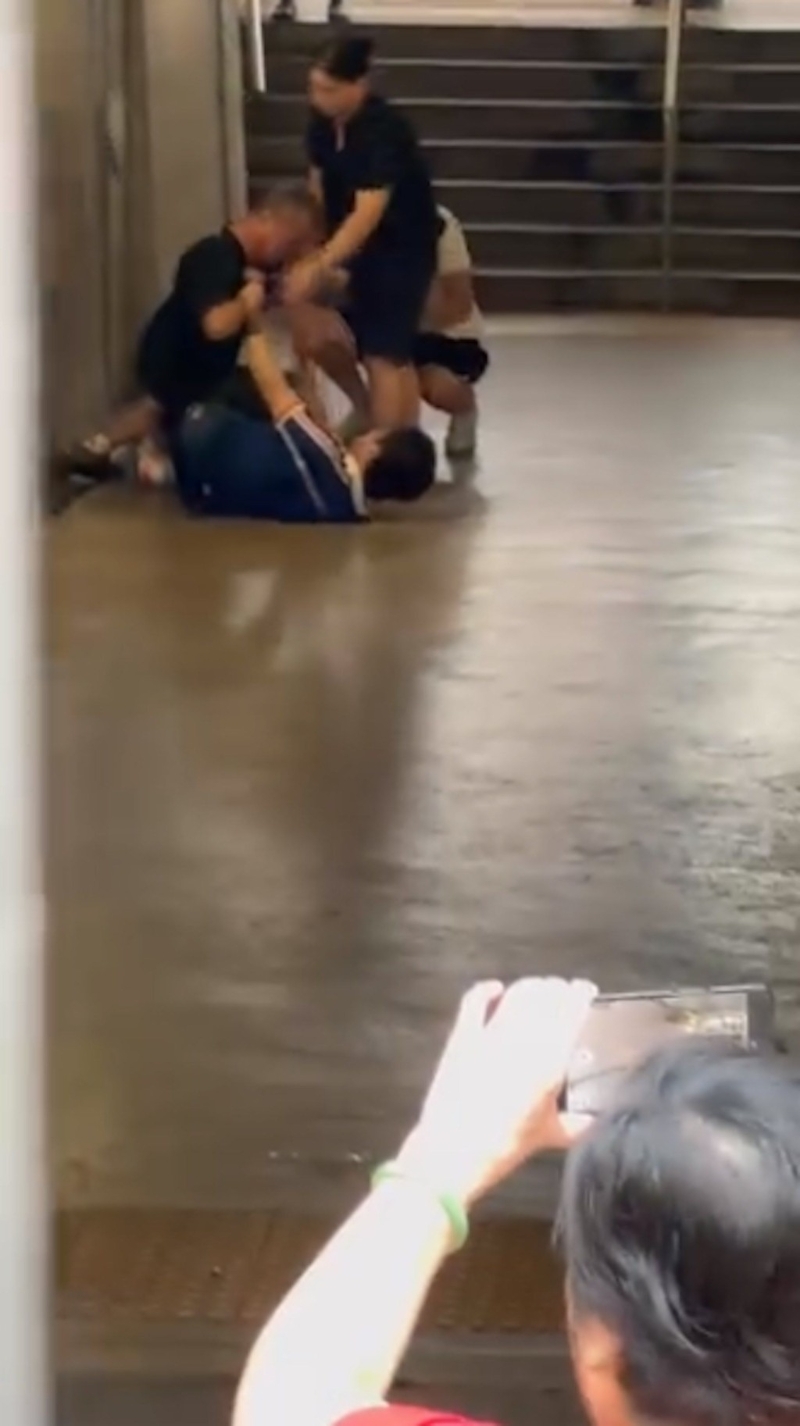 摄影师葵涌遇袭器材损毁，被压倒在地死扯不放