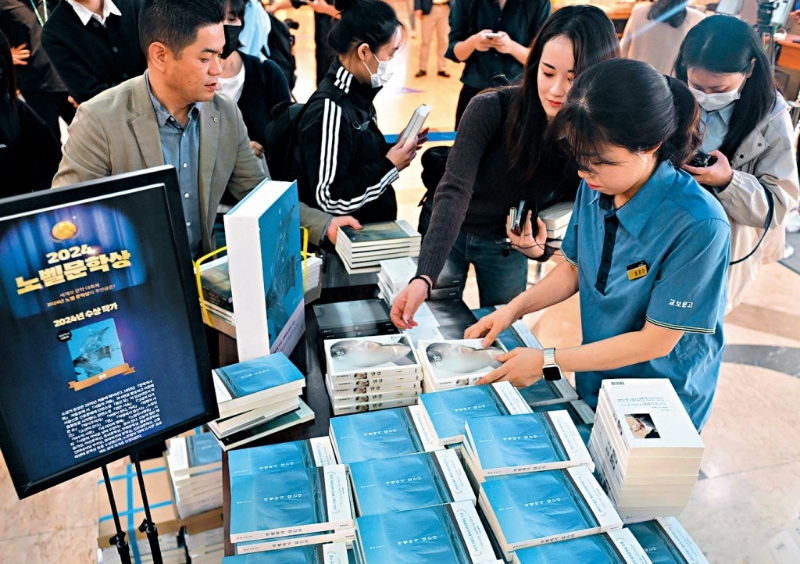 首尔一间书店摆放韩江的作品。 首尔一间书店摆放韩江的作品。