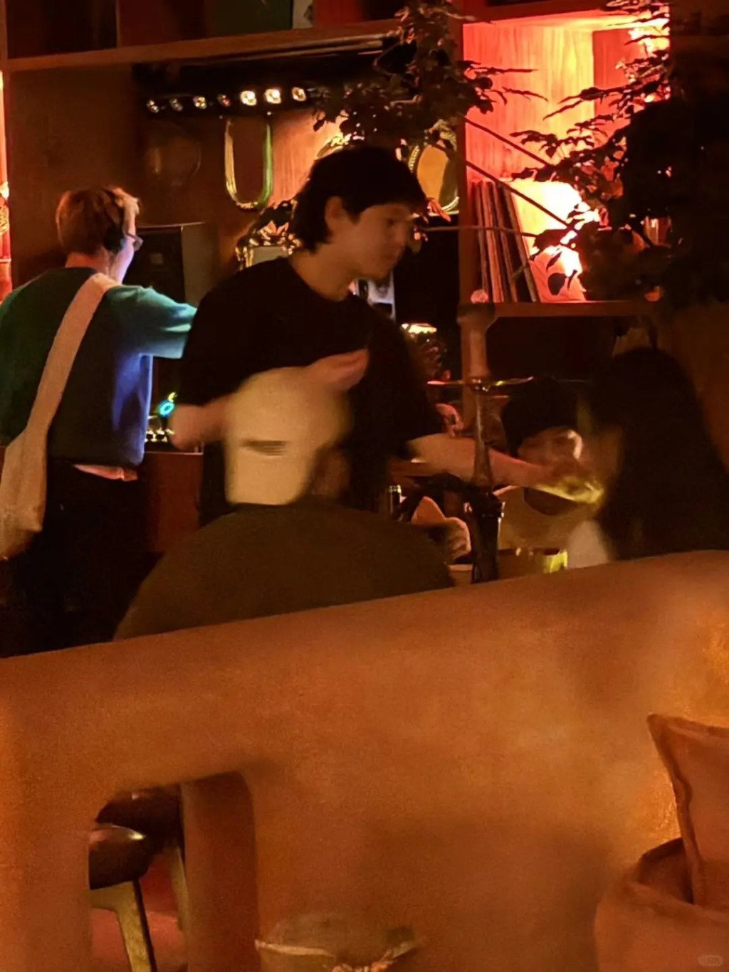 有网民在上海一家餐厅捕获窦靖童疑似与友人一起食水烟 有网民在上海一家餐厅捕获窦靖童疑似与友人一起食水烟