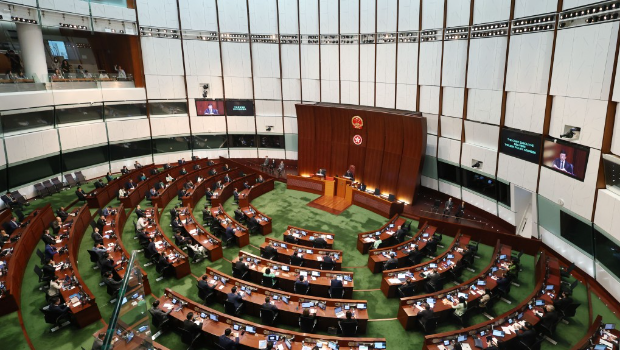 李家超今早(17日)到立法会出席《施政报告》答问大会。 李家超今早(17日)到立法会出席《施政报告》答问大会。