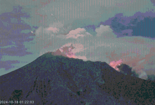 火山口发生爆炸性喷发 火山口发生爆炸性喷发