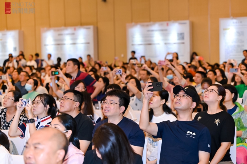 主会场座无虚席,上千观众认真听讲,到关键之处还纷纷拿出手机拍照记录。 主会场座无虚席,上千观众认真听讲,到关键之处还纷纷拿出手机拍照记录。