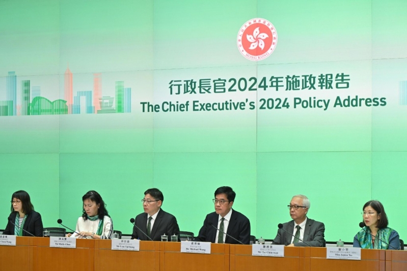 谢展寰(右二)指政府会研究优化垃圾收费计划,让将来推行时,市民可更适应和接受减废回收措施。 政府新闻处 谢展寰(右二)指政府会研究优化垃圾收费计划,让将来推行时,市民可更适应和接受减废回收措施。 政府新闻处