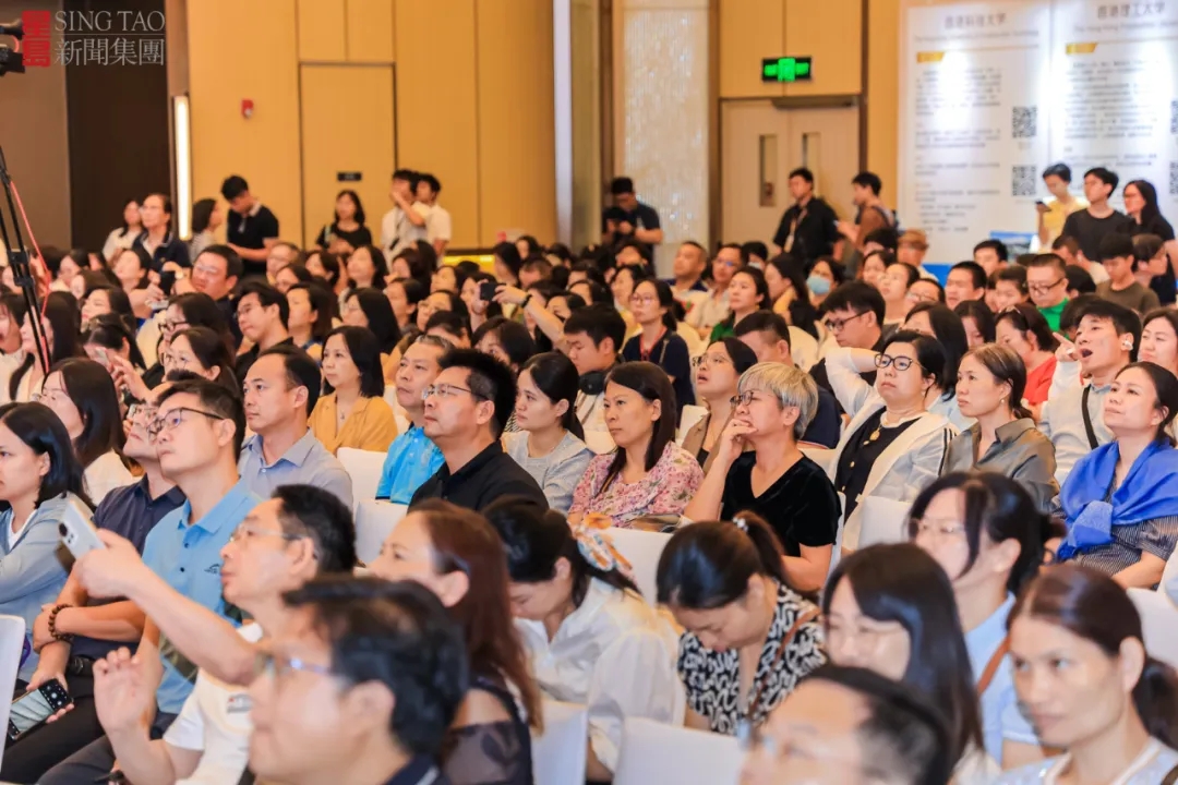 参加博览会的学生和家长们认真聆听港校管理层的分享。 参加博览会的学生和家长们认真聆听港校管理层的分享。