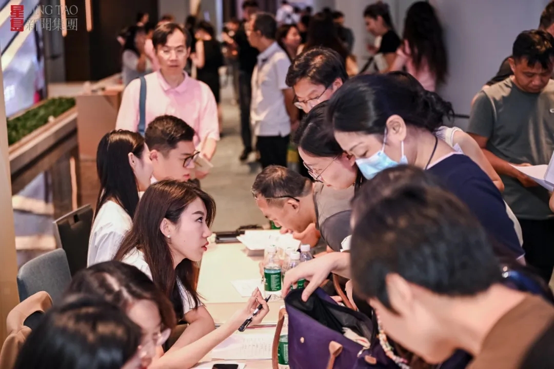香港高校咨询台前人潮拥挤。 香港高校咨询台前人潮拥挤。