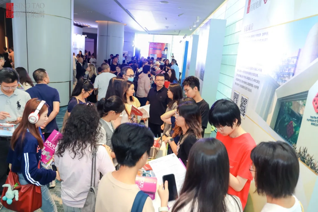 学生和家长们仔细了解香港高校的学科及课程设置。 学生和家长们仔细了解香港高校的学科及课程设置。