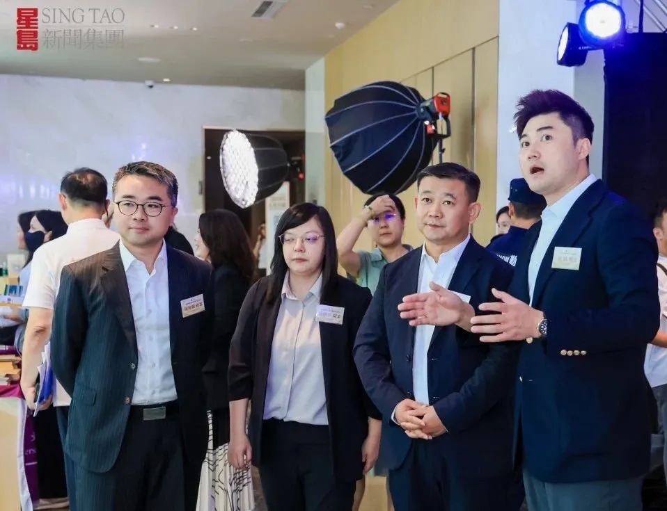 左起:香港特区政府教育局副局长施俊辉先生,星岛新闻集团副主席兼联席行政总裁郭晓亭女士,深圳市教育局副局长王汝津先生,星岛新闻集团行政总裁兼社长蔡晋博士。 左起:香港特区政府教育局副局长施俊辉先生,星岛新闻集团副主席兼联席行政总裁郭晓亭女士,深圳市教育局副局长王汝津先生,星岛新闻集团行政总裁兼社长蔡晋博士。