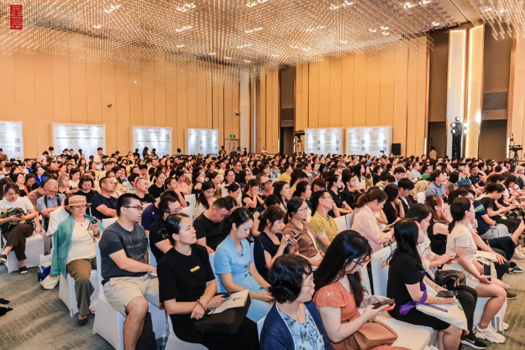 首届香港高等教育博览会吸引了2000多位家长、学生和老师来到现场参会。 首届香港高等教育博览会吸引了2000多位家长、学生和老师来到现场参会。