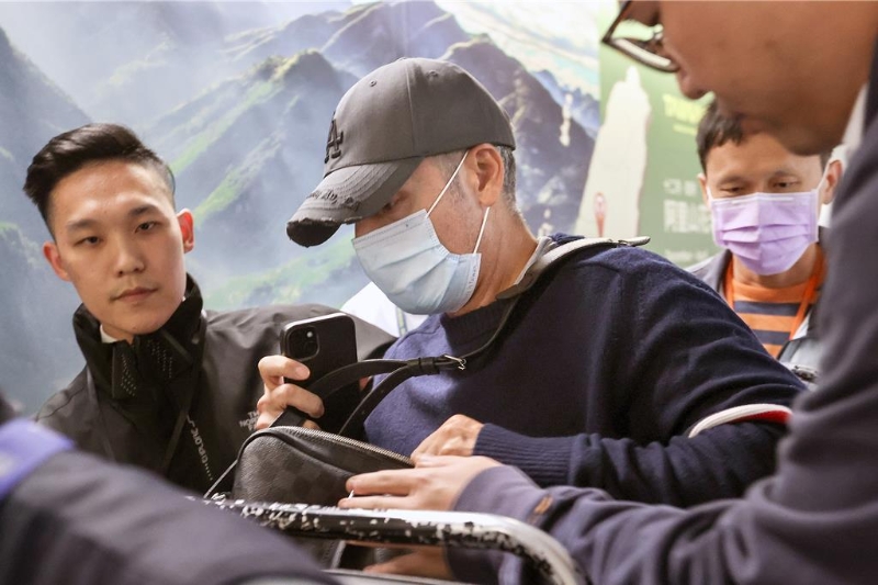 境外通缉犯、西班牙籍男子奥纳德(Salvador Alejandro Llinas Onate,左二)20日晚间在“移民署”人员戒护下,搭机离台。 境外通缉犯、西班牙籍男子奥纳德(Salvador Alejandro Llinas Onate,左二)20日晚间在“移民署”人员戒护下,搭机离台。