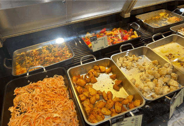 有齐主菜、蔬菜每天任选12款小菜, 有齐中式、西式、日式选择。及米饭或麵食 有齐主菜、蔬菜每天任选12款小菜, 有齐中式、西式、日式选择。及米饭或麵食