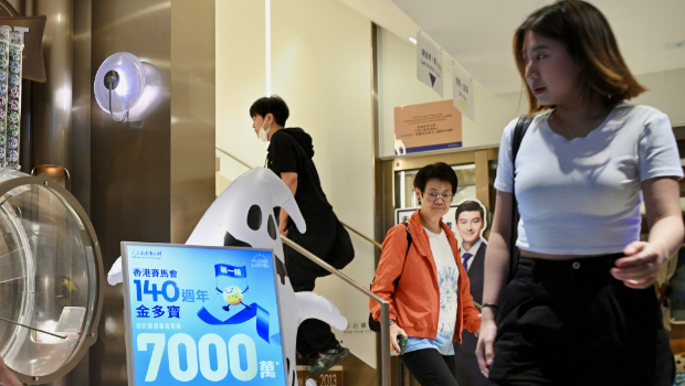 市民到中环士丹利街投注站购买7000万元六合彩金多宝。 市民到中环士丹利街投注站购买7000万元六合彩金多宝。