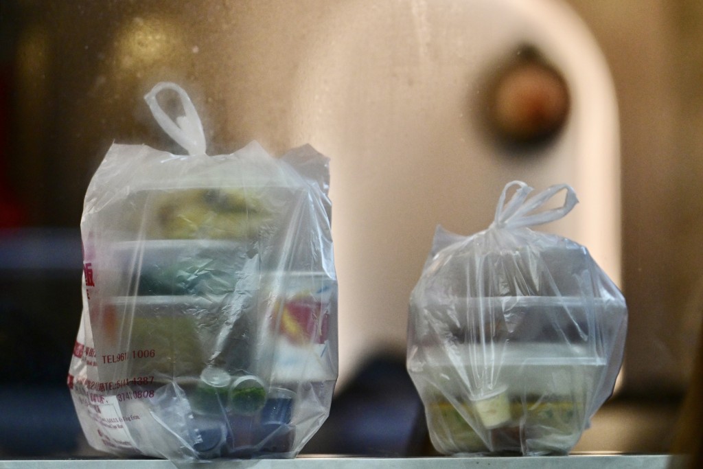 首阶段管制即弃塑胶新法例今年4月22日起生效 首阶段管制即弃塑胶新法例今年4月22日起生效