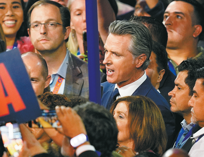 图为加州州长纽森今年8月20日在民主党全国代表大会上宣布将加州党代表票投给总统候选人哈里斯。 图为加州州长纽森今年8月20日在民主党全国代表大会上宣布将加州党代表票投给总统候选人哈里斯。