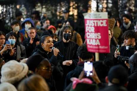 周一有大批示威者聚集在法院外,对裁决表示不满。 路透社 周一有大批示威者聚集在法院外,对裁决表示不满。 路透社