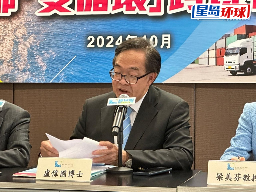 经民联主席、工程界议员卢伟国建议在洪水桥构建北部都会区「双循环」跨境物流中心,建立全球供应链服务集聚区,打造国家跨境电商「外循环」支点。 经民联主席、工程界议员卢伟国建议在洪水桥构建北部都会区「双循环」跨境物流中心,建立全球供应链服务集聚区,打造国家跨境电商「外循环」支点。