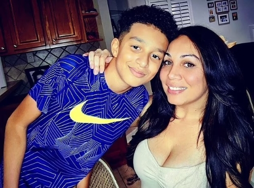 男孩休厄尔生前与母亲合照。 网图 男孩休厄尔生前与母亲合照。 网图