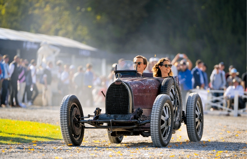 集名车、艺术与生活时尚于一身的经典车展,吸引法国与海外知音踊跃参与。 集名车、艺术与生活时尚于一身的经典车展,吸引法国与海外知音踊跃参与。