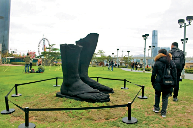 “艺游维港”是香港艺术中心近二十年间举办的60个大型公共艺术项目之一。 “艺游维港”是香港艺术中心近二十年间举办的60个大型公共艺术项目之一。