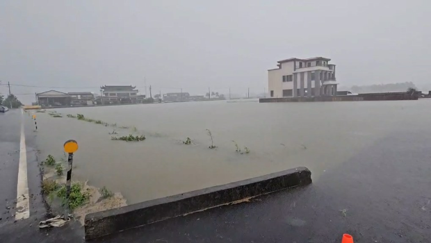 宜兰壮围农田旁的马路已经被水淹到看不到。(翻摄中天新闻) 宜兰壮围农田旁的马路已经被水淹到看不到。(翻摄中天新闻)
