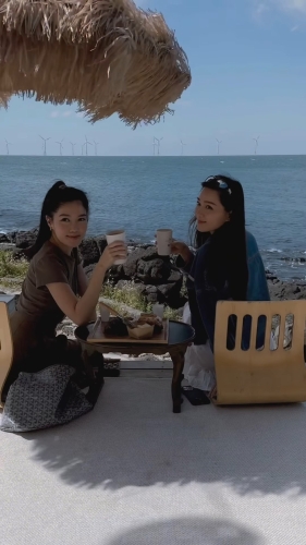 汤洛雯与妹妹汤乐瑶糖黐豆,在海边歎甜点下午茶。 汤洛雯与妹妹汤乐瑶糖黐豆,在海边歎甜点下午茶。