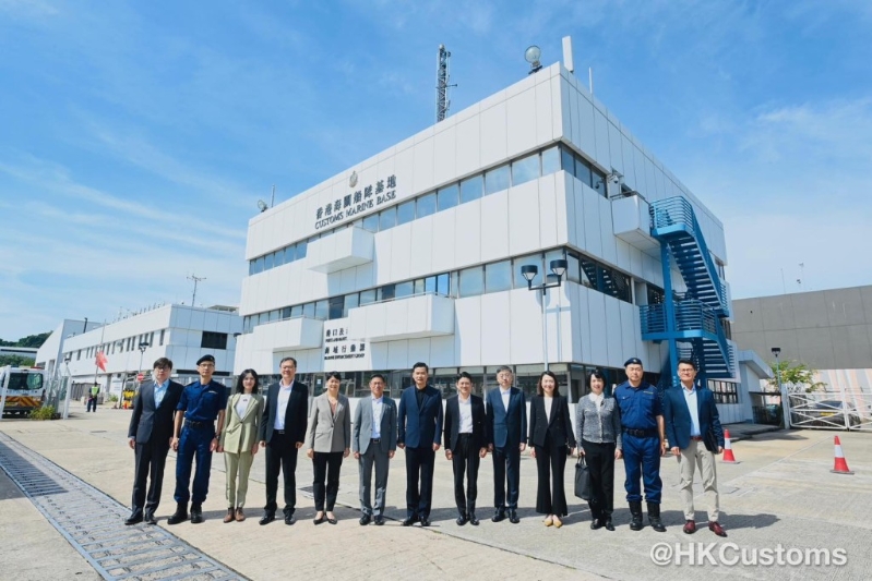 海关关长何珮珊昨日(23日)在香港海关总部大楼与上海海关关长王伟会面。海关FB图片