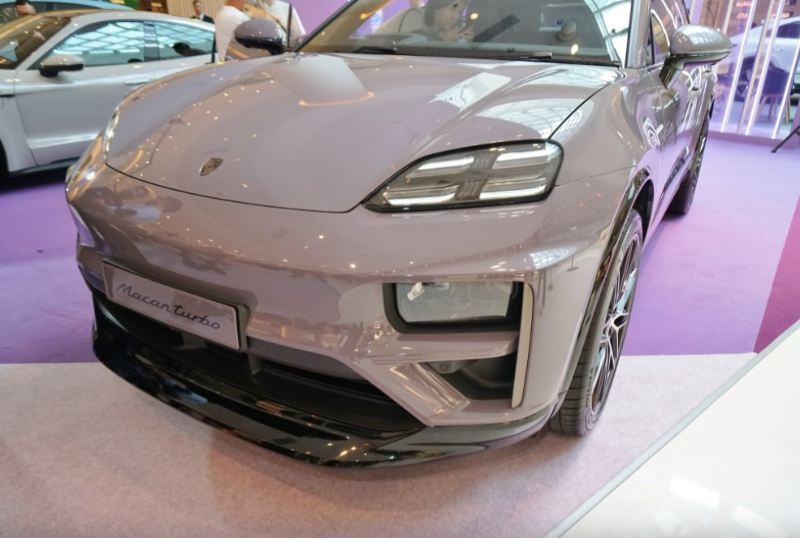 全新保时捷Porsche纯电动Macan开售:新车造型更富时代感与运动气息,兼且采用无窗框车门设计,行车风阻低至0.25Cd。 全新保时捷Porsche纯电动Macan开售:新车造型更富时代感与运动气息,兼且采用无窗框车门设计,行车风阻低至0.25Cd。