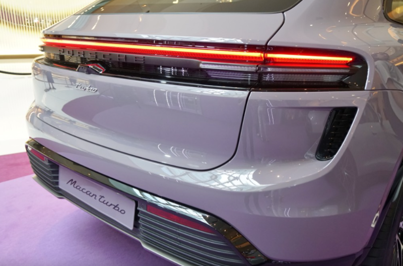 全新保时捷Porsche纯电动Macan开售:LED尾灯以横置立体式样呈现,贯穿式灯带中央附有Porsche字样,设计耀眼夺目。 全新保时捷Porsche纯电动Macan开售:LED尾灯以横置立体式样呈现,贯穿式灯带中央附有Porsche字样,设计耀眼夺目。