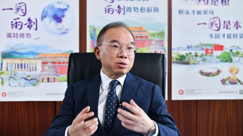 政制及内地事务局局长曾国衞在电视节目上表示,明年立法会选举将会继续采用电子选民登记册及电子点票,并正研究设立更多邻近边境票站。 政制及内地事务局局长曾国衞在电视节目上表示,明年立法会选举将会继续采用电子选民登记册及电子点票,并正研究设立更多邻近边境票站。