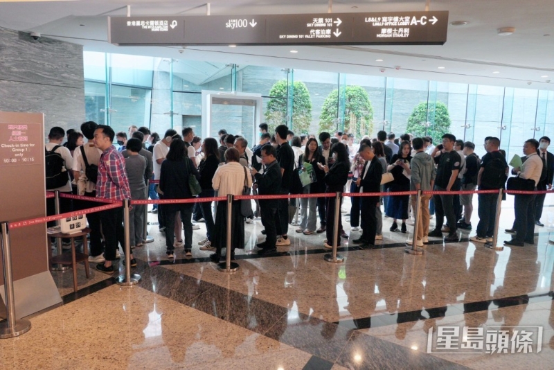 天玺·天准买家到场等候拣楼。 天玺·天准买家到场等候拣楼。