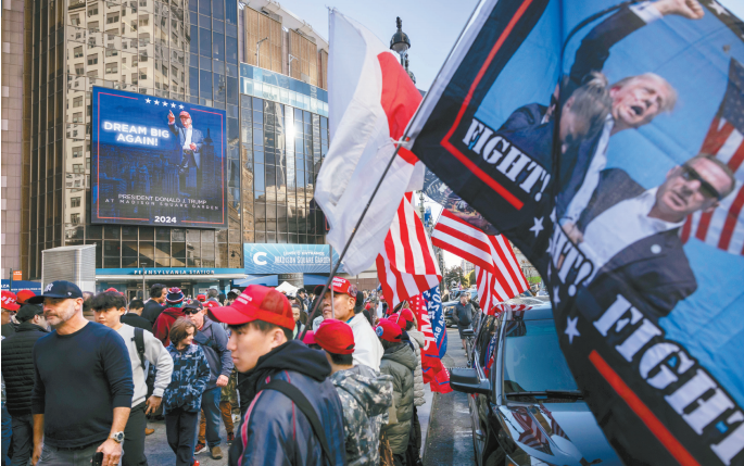 在麦迪逊广场花园周围已经有超过1万人等待。 在麦迪逊广场花园周围已经有超过1万人等待。