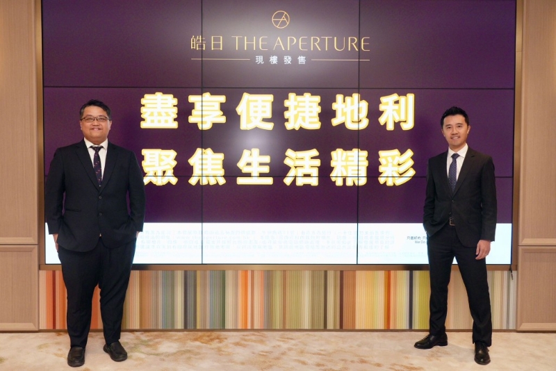 恒隆物业销售主管吕渭源(左)表示，项目将于周五（11月1日）加推发售10伙价单单位，及4伙招标单位，并指新发售单位价钱属原价加推，相比楼花时期则有约10%调整。